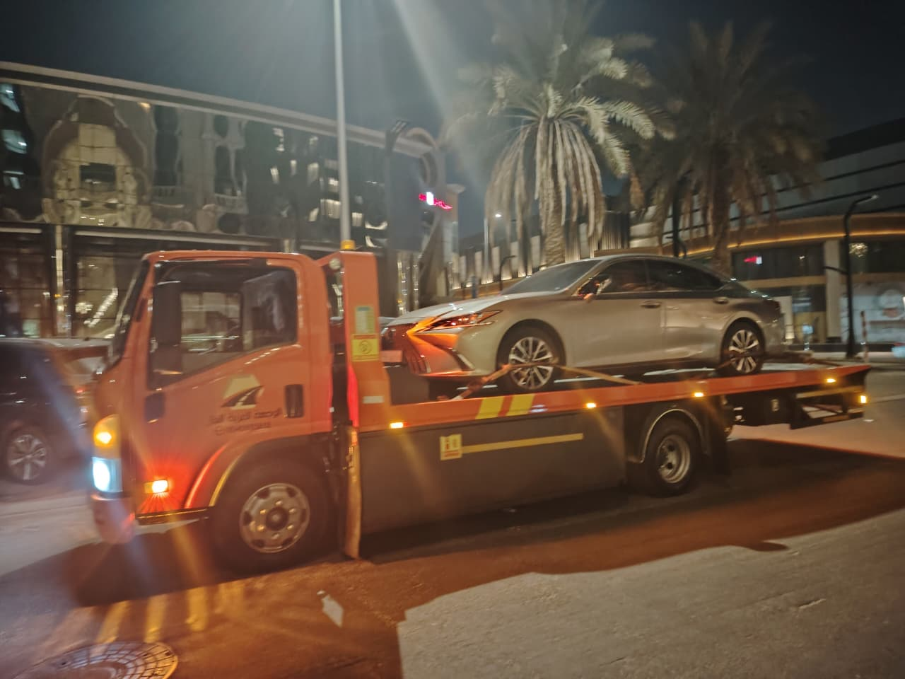 سطحة الرياض تنقل لكزس ES ليلًا وسط المدينة