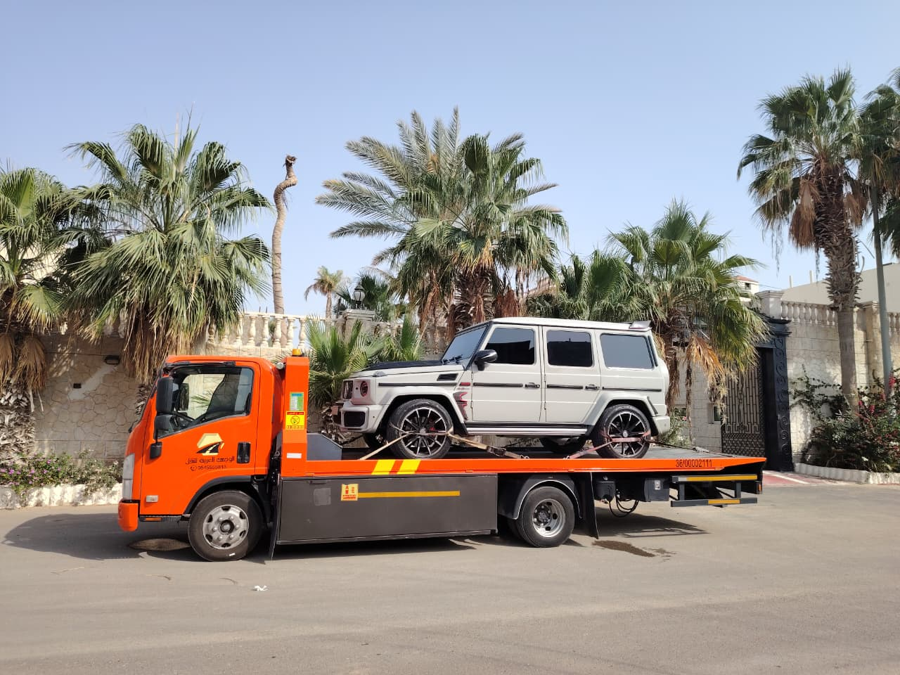 سطحة VIP تنقل مرسيدس G-Class بيضاء في جدة