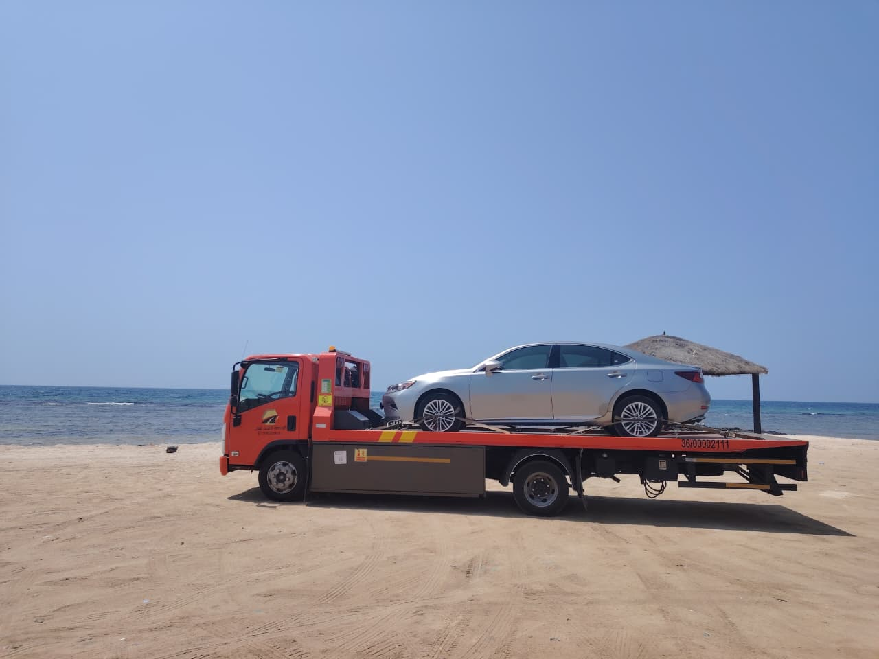 سطحة تنقل لكزس ES على ساحل جدة