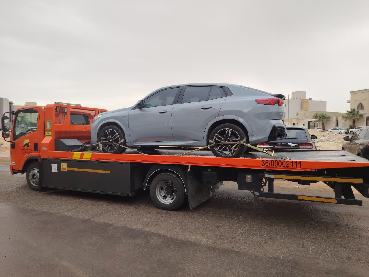 سطحة هيدروليك تنقل رولز رويس غوست زرقاء في الرياض